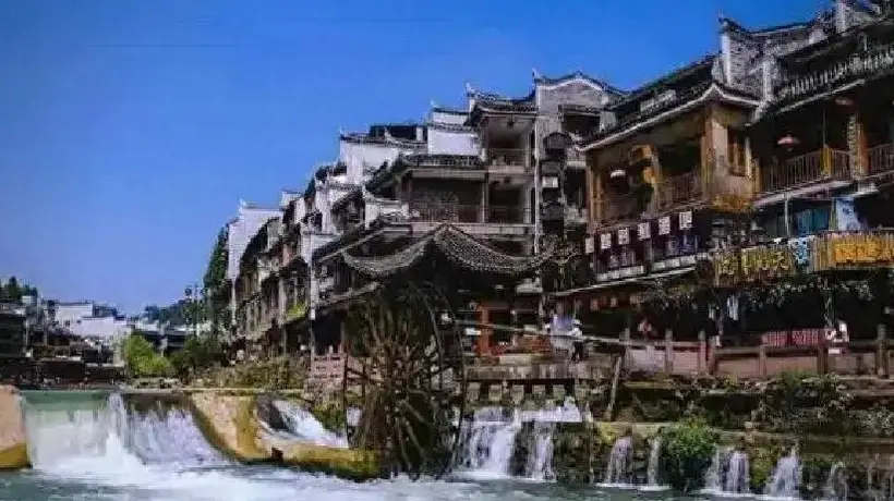 去凤凰古城跟着本地客栈赶集尝鲜,在沱边找得到市井烟火不再只是酒吧喧嚷
