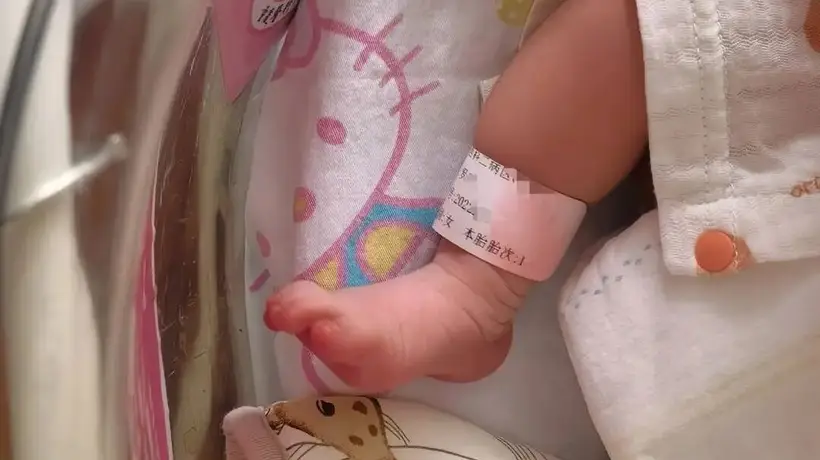 广东清远产房里的三重身份核验 这些环节里还有家属参与新生儿身份确认