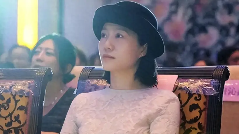 50岁翁帆现身戏曲园区聚会 素衣看戏松弛自然延续挚爱爱好引网友热议
