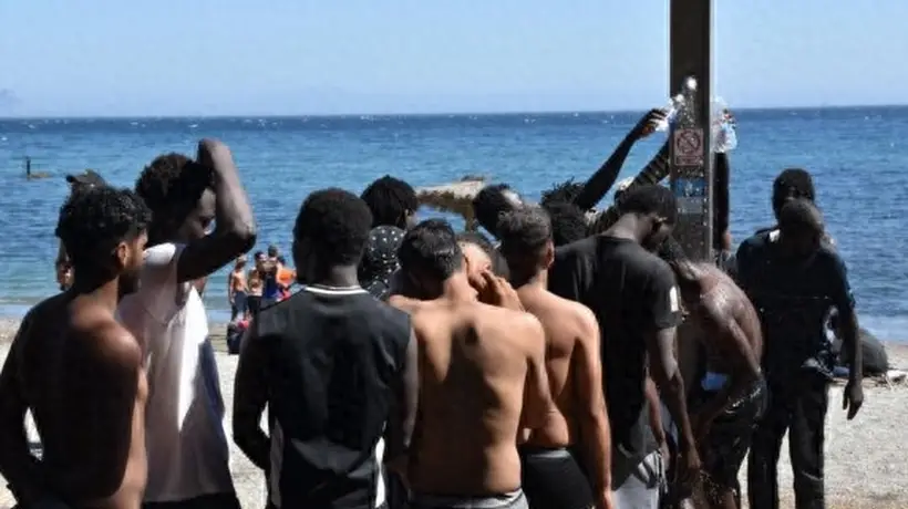 游抵西班牙海滩的非洲少年穿博卡青年球衣带球星梦想 现场满是哀求泪水的迁徙引发当地危机