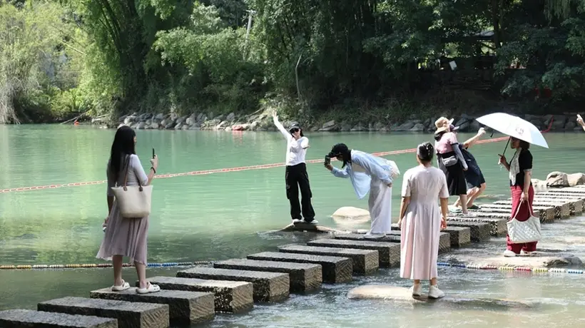 贵州罗甸暑期文旅热度攀升 游客扎堆戏水打卡畅享亲水乐趣