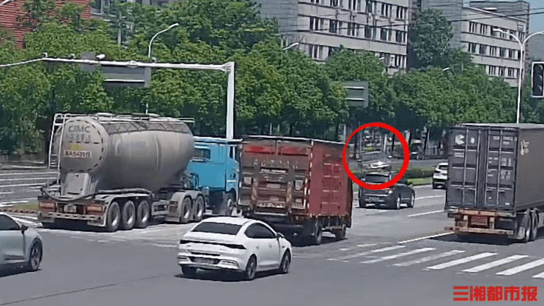 烈日当空，长沙一车横在道路中央绿化带中，司机双目紧闭、意识全无；路过的民警“多看一眼”，救下昏迷司机；网友：不愧是刑侦出身，点赞