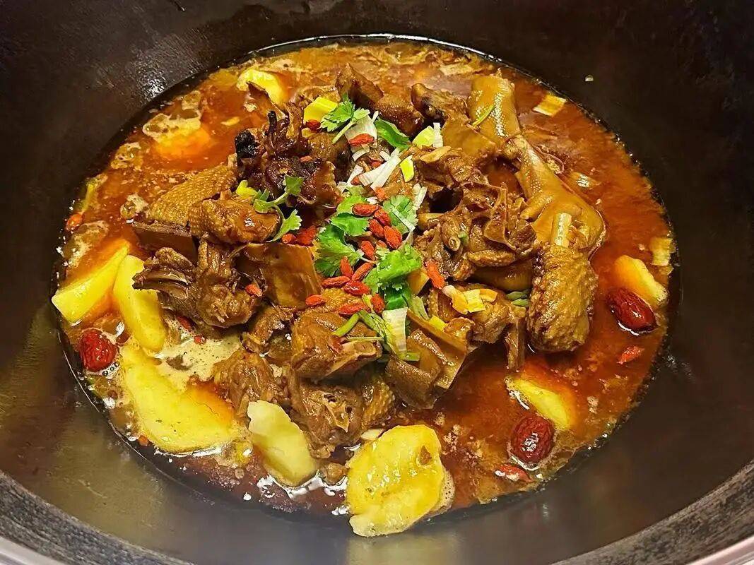 [美味邹城]石墙炖大鹅：铁锅里的家乡味道
