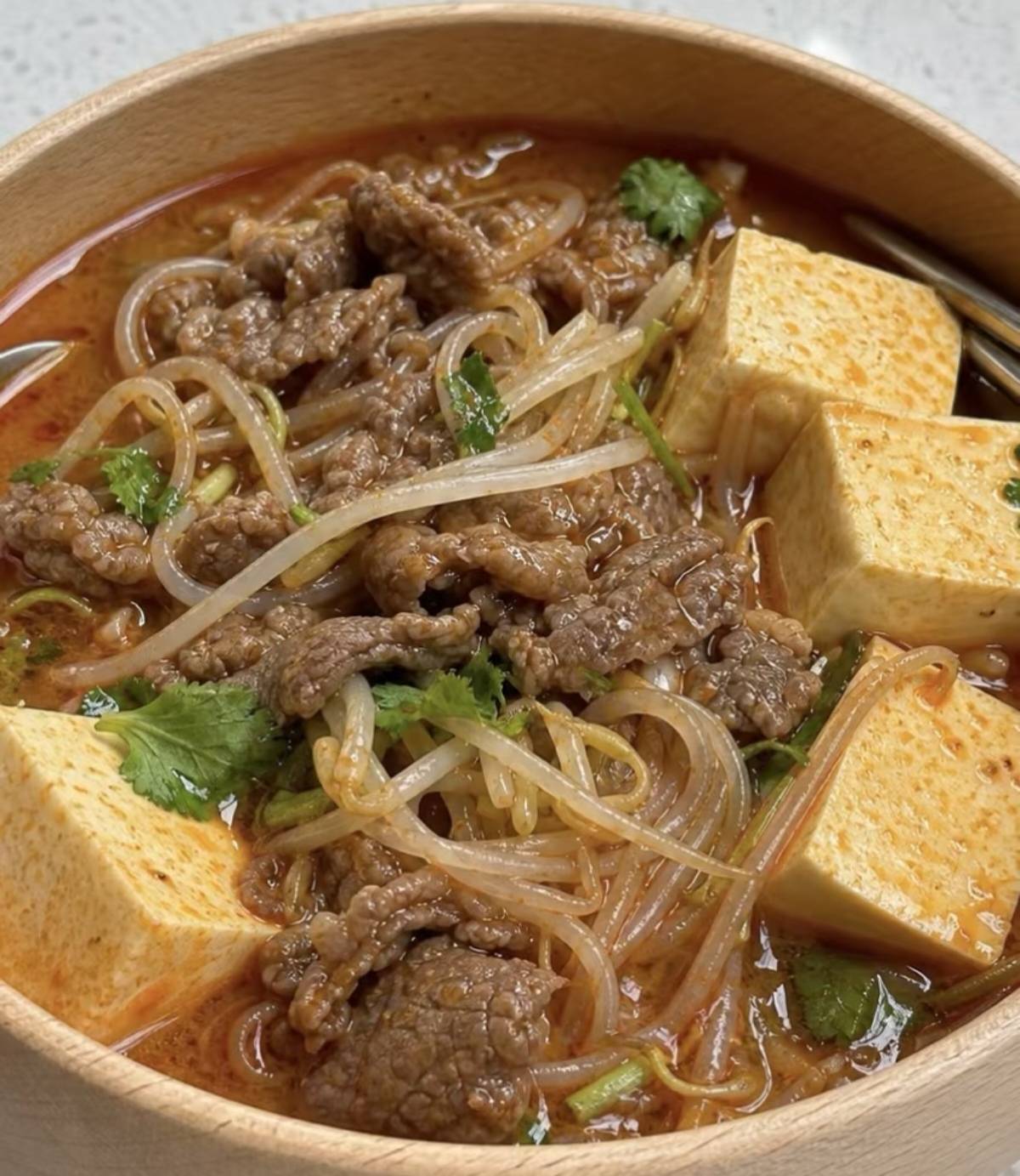 一碗热汤的治愈力：家常麻辣豆芽豆腐牛肉汤的烟火哲学
