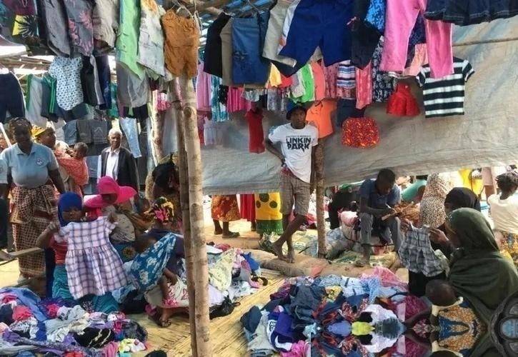 中国人捐赠的旧衣服，送到非洲后成啥样了，看完你还会捐吗？