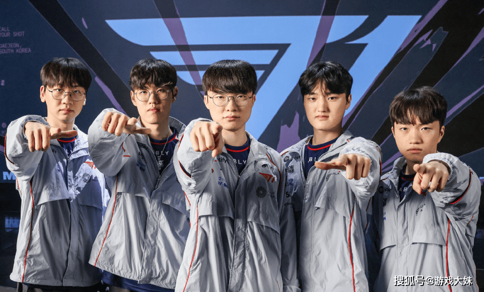 T1爆冷被G2淘汰，faker起身狠掐自己脖子，原来这不是梦