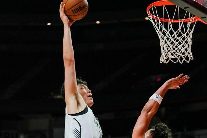 NBA夏季联赛-开拓者击败森林狼 杨瀚森隔扣对手