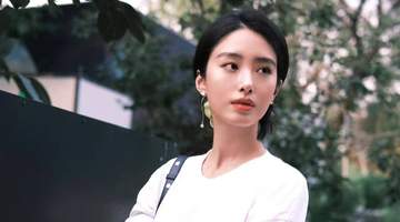 杨采钰的私服穿搭才叫简约，白T配香槟长裙，照着穿也高级显气质