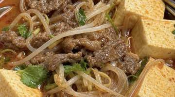 一碗热汤的治愈力:家常麻辣豆芽豆腐牛肉汤的烟火哲学