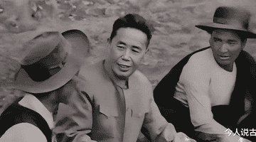 邓小平审阅军史影片，发现有一老部下的身影，当即指示：看了不舒服，去掉他