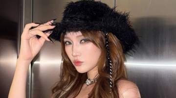 孟佳晒演出造型热辣自拍 牛仔蕾丝甜酷混搭氛围感十足