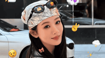 杨紫世界杯决赛现场耍帅 头戴头巾装扮成嬉皮士女郎