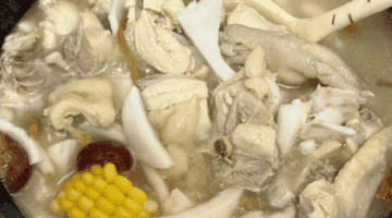 来海南尝椰子鸡！跟着选料炖煮技巧解锁清甜椰汤与鲜嫩鸡肉的专属体验