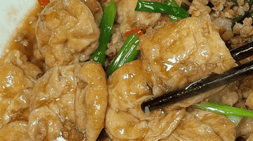 来尝江西人家的实在好味，金黄豆泡吸满肉汁，五花肉酥烂裹着酱香超对味