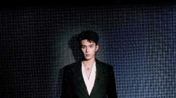 吴磊:Burberry 定制西装配宝格丽,双奢护航的绅士锋芒