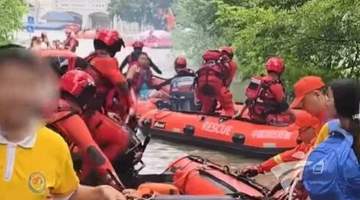 他席地而坐,在雨中吃饭!本人回应