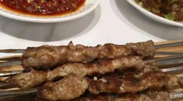 乌鲁木齐最热门的网红拌面馆,这里用餐每天都得排队,很多人称它为拌面天花板