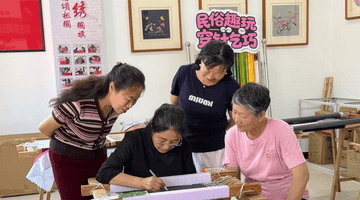 霍林郭勒谊滨社区刺绣课堂 邻里绣友共织温暖时光