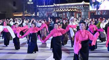 道孚多元文化巡游点亮高原街市 麦粒锅庄共舞融聚八方体验