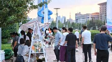 泉城广场夜逛泉水市集 品泉茶听民谣解锁夏日活力