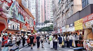 云岩区民生路多元活动受热捧 游客排队买洋芋小吃还能抱上文创洋芋玩偶