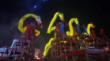 来呈坎赴一场社戏夜游 看祥龙戏珠解锁古村夜色新体验