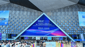 WAIC现场求职实况:有人50份简历未拆封,有人精准递出10份还加了展商微信
