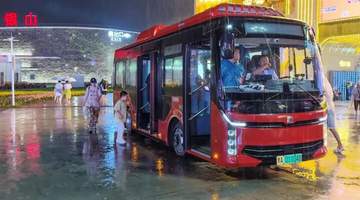 哈尔滨啤酒节突降大雨不扫兴 景区暖心接驳陪大家畅玩全程