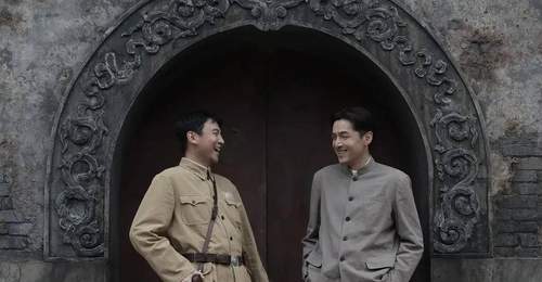 《抓特务》:四十年“猫鼠游戏”,玩到最后尽是荒诞