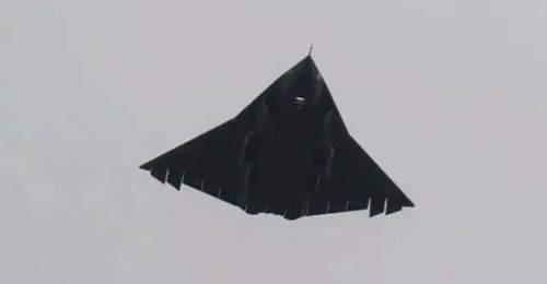 解放军终于官宣六代机,一个镜头信息量极大,服役来得或比预期早