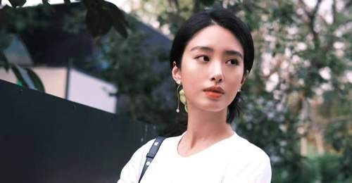 杨采钰的私服穿搭才叫简约,白T配香槟长裙,照着穿也高级显气质