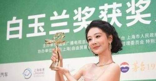 孙俪在后台逮住杨紫，开口就问：拿了白玉兰，有新戏能不能推荐推荐我？杨紫接得飞快