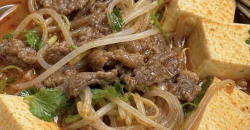 一碗热汤的治愈力:家常麻辣豆芽豆腐牛肉汤的烟火哲学