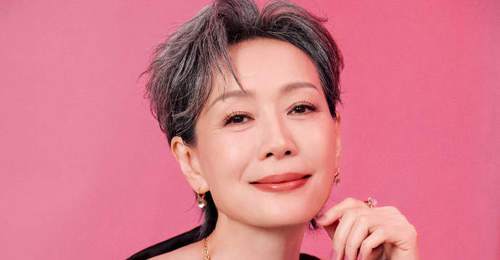 叶童穿黑色缎面斜肩长裙 神态从容成熟优雅韵味十足