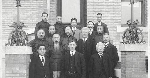 民国初年莫里逊与京城大佬的合影,袁称帝后为什么把“王府井大街”改为“莫里逊大街”?