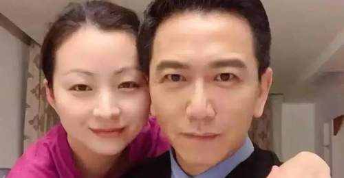 61岁温兆伦近况曝光!三婚娶赵庭生下一女,如今婚姻幸福成人生赢家