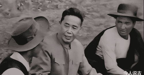 邓小平审阅军史影片,发现有一老部下的身影,当即指示:看了不舒服,去掉他