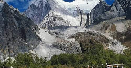 玛尼石滩：大地无言的祈愿之歌
