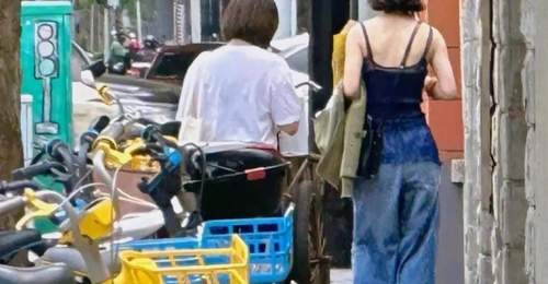 赵丽颖上海街头随性散步 吊带阔腿裤尽显松弛状态