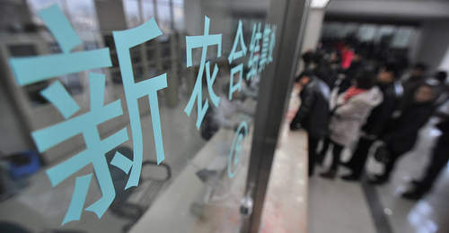 村民委托村干部代收医保后连续两年未缴,大伙的医保缴费咋就成了糊涂账?