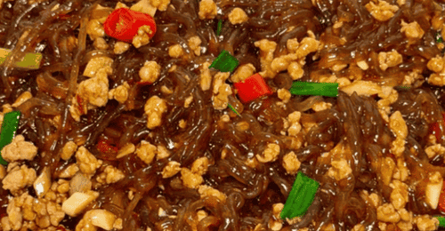 来重庆人家蹭饭必尝的家常粉条菜 红薯粉吸满肉香还藏着蚂蚁上树的巧思
