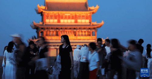 NPC互动点亮嘉峪关夜游 游客沉浸式解锁雄关文旅新体验