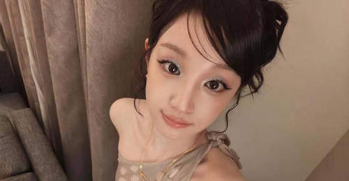 宋雨琦日常随拍引热议 卡其色斜肩镂空上衣搭闪片眼妆展现多面甜酷气场