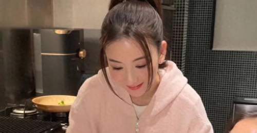 方媛带两女儿逛街被偶遇，身材五五分一身奢侈品，保姆全程陪伴
