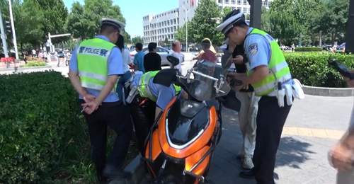 北京:电动摩托车悬挂电动自行车号牌 交警依法整治涉牌涉证违法