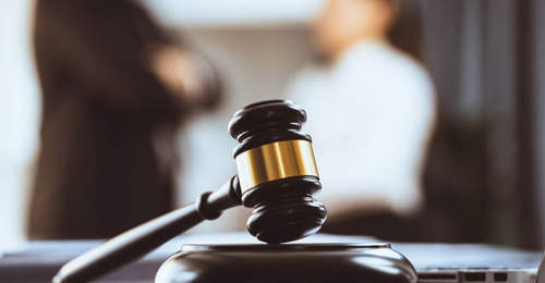 六旬男子邀女子到家吃饭强抱对方被行拘,女方起诉索赔超9000元!法院认定构成性骚扰,判了