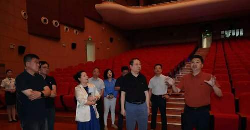 市文化旅游委党委委员、副主任罗晓春调研市群众艺术馆