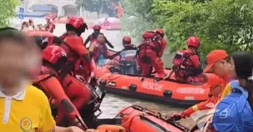 他席地而坐,在雨中吃饭!本人回应