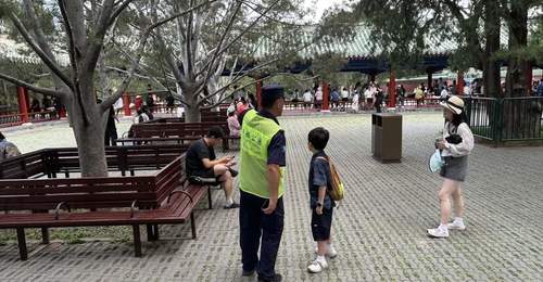 逛公园突然中暑怎么办?记住这几个求助渠道!