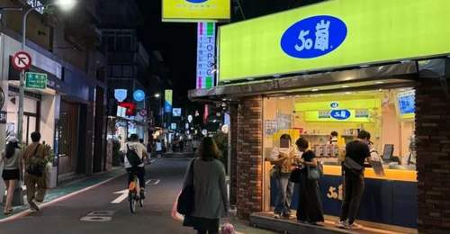 排队4小时“顶流”首店,背后是半个奶茶江湖的恩怨情仇